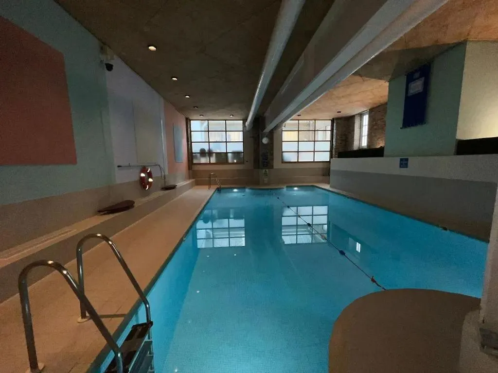 Trendy 2 Bedroom Apartment In Canary Wharf London